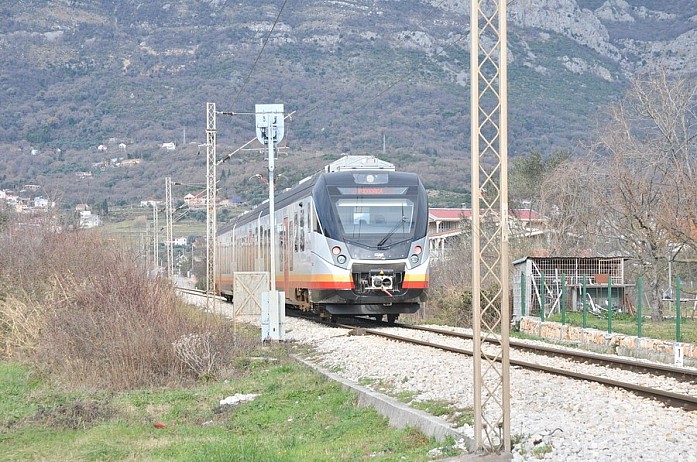 Отличные современные электрички связывают Бар с Подгорицей, также можно уехать на поезде в Белград и дальше в том направлении. По побережью, к сожалению, электрички не ходят