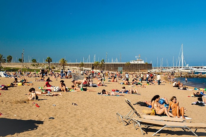 Дефчонки на пляже в Барселоне