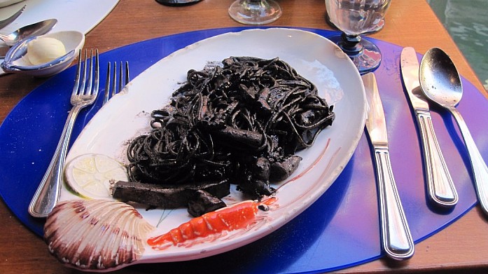 Спагетти с каракатицей и чернилами каракатицы