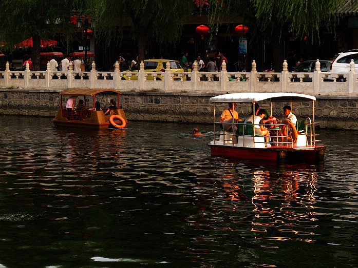 лодки на улице Баров в Пекине