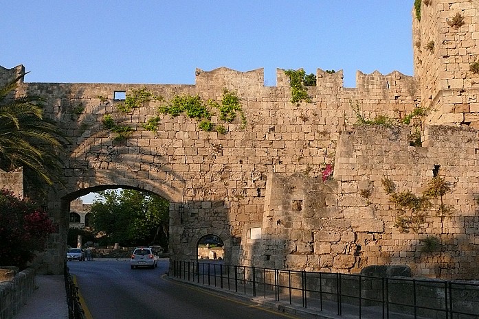 Ворота крепости, ведущие к храму Афродиты.