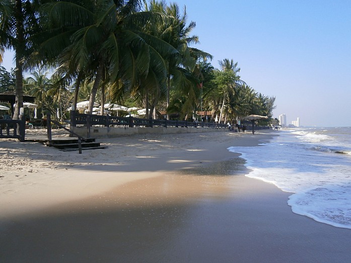 Пляж между Хуахином и Ча Амом