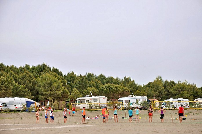 Туристы возле трейлерного парка играют в волейбол