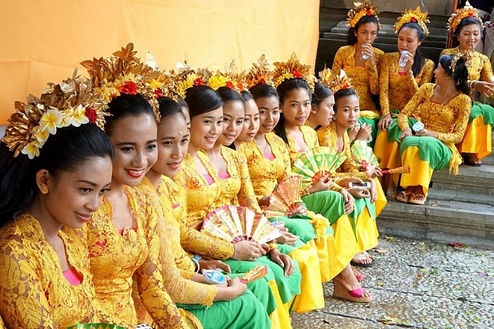 Девушки готовятся исполнять традиционные танцы
