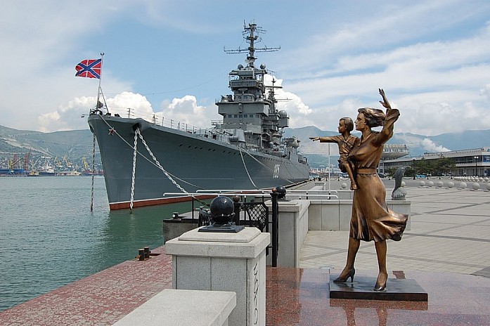 современный памятник женам моряков