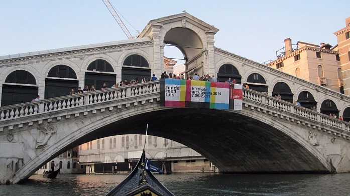 Вид на мост Риальто с гондолы. На мосту висит реклама архитектурного биеннале, которое тогда проходило в городе