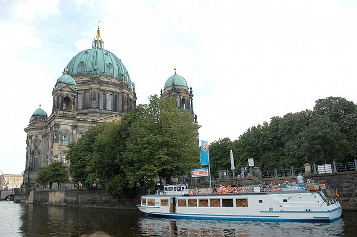 И великолепный Берлинский собор, очень красивое и величественное здание