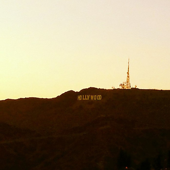 Вид на знак Голливуд с обсерватории Гриффита