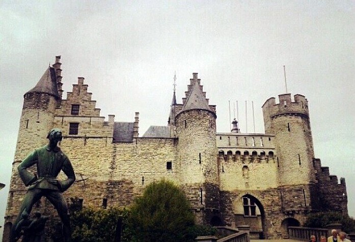 <em>Замок Стен и памятник Длинному Вапперу, Антверпен</em>