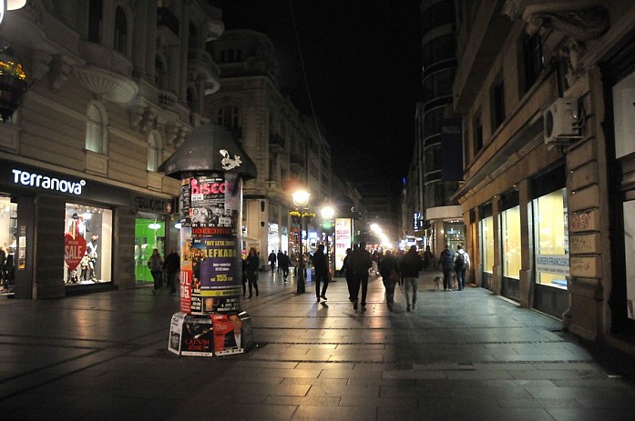 Пешеходный арбат Белграда ночью