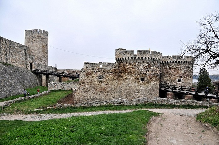 Помимо нескольких рубежей обороны, в крепости был предусмотрен ров