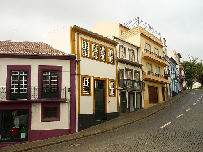Цветные дома и очень узкие тротуары