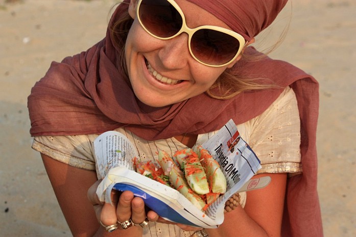 Любимое индийское пляжное лакомство — сырые огурцы очищаются, посыпаются тертой морковкой, солью и перцем