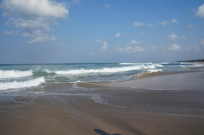 Пляж Куты утром - здесь видно какие длинные и мощные волны на Бали