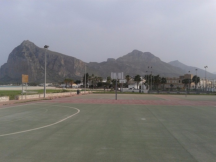 Футбольная площадка, расположенная рядом с пляжем