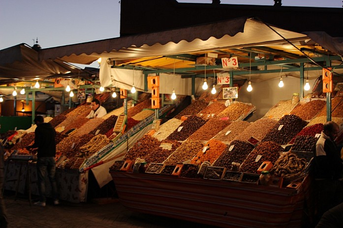 Торговля вечером на площади Джема-эль-Фна