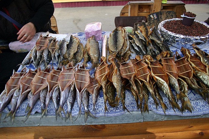 На рынке продают соленую рыбку из озера