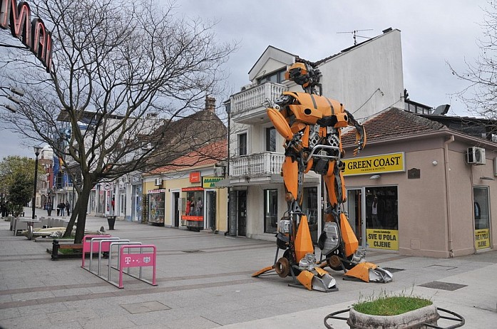 Забавные фигуры роботов в Подгорице. Сейчас их, вроде, демонтировали и увезли в Сербию