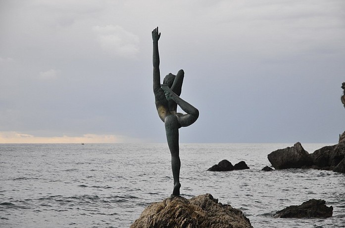 Статуя балерине на пляже Морган