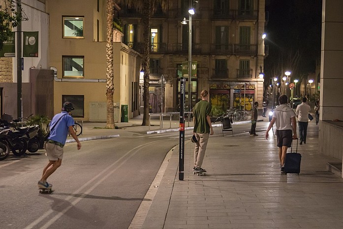 Ночные скейтеры в Барселоне