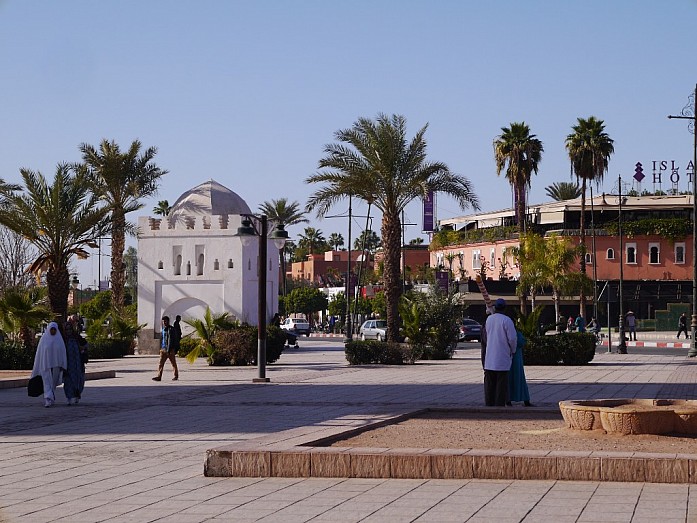 Прогулка по Марракешу, гиды-помогалы и забавные особенности быта в Марокко
