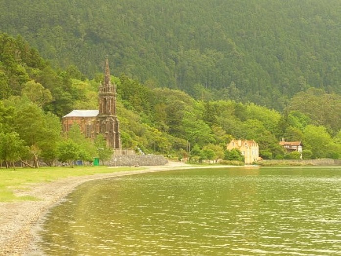Lagoa des Furnas - вот и само озеро и заброшенная церковь.