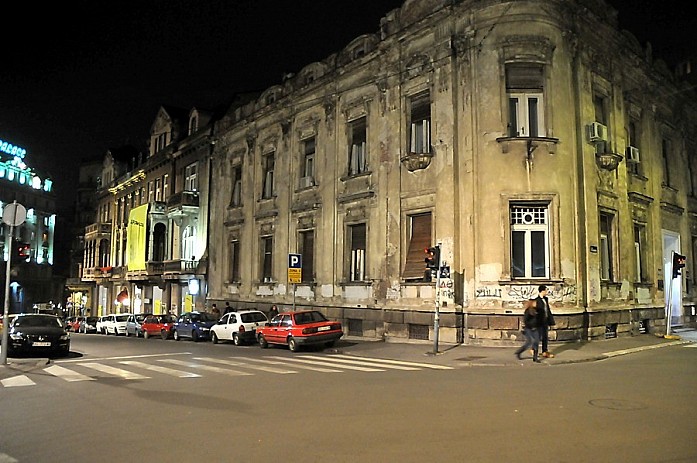 Центр Белграда - мрачные величественный и гнетущие своей запущенностью здания