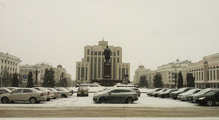 В самом центре площади Свободы располагается памятник Владимиру Ильичу Ленину