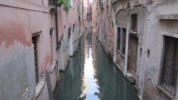 Один из маленьких каналов. Все первые этажи зданий в Венеции нежилые