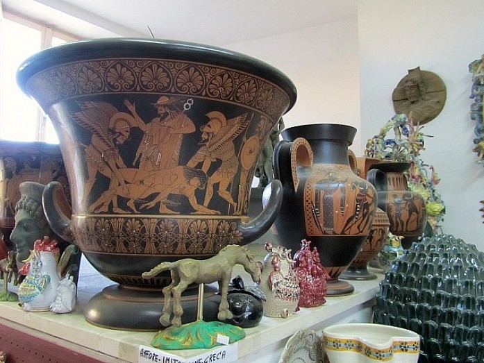 Сюжеты и орнаменты на вазах - точные копии античных греческих.
