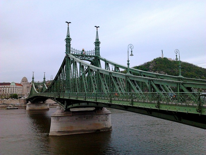 мост Свободы утром