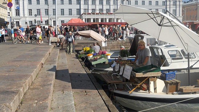 В порту Хельсинки торговля идет прямо с воды