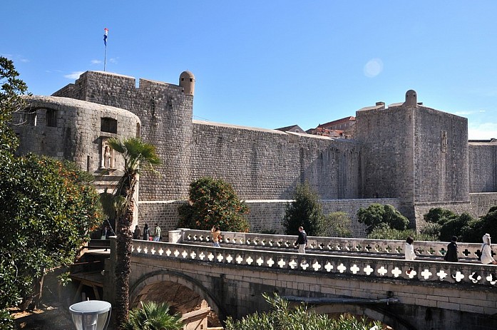 Крепостные стены со стороны города, главный вход