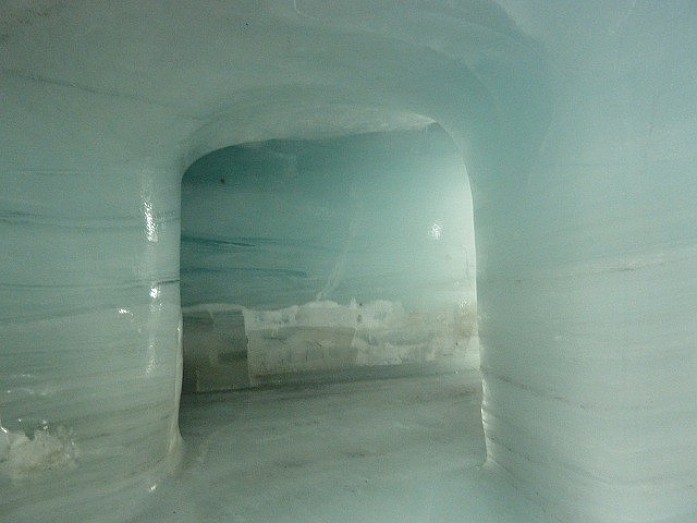 Туннель, пробитый в леднике. Кое-где видна вмерзшая в лед доисторическая трава