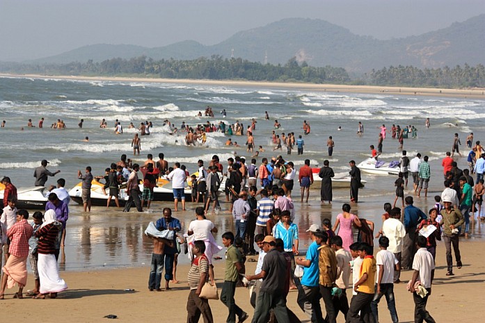 Отдыхающие на пляже в Мурудешваре