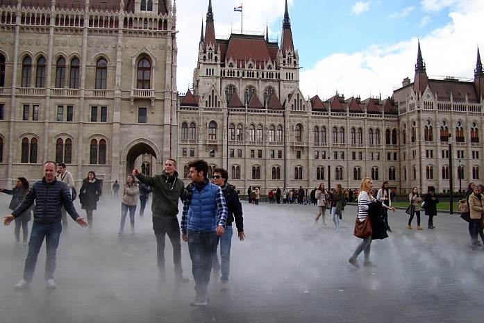 "туман" у здания парламента