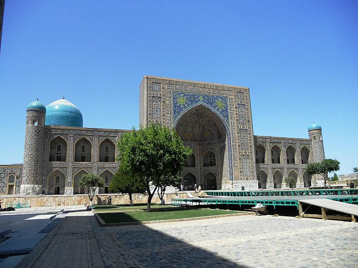 Средневековое медресе на площади Регистан