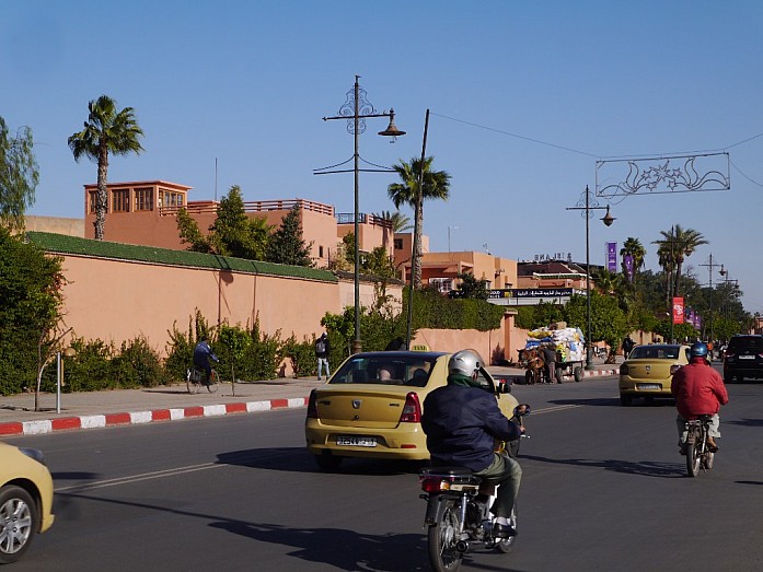 Прогулка по Марракешу, гиды-помогалы и забавные особенности быта в Марокко