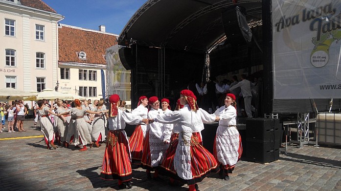 Выступление фольклорных эстонских коллективов очень зажигательно