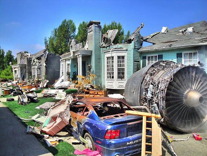 Разрушенный дом и часть настоящего самолёта из фильма "Война миров"