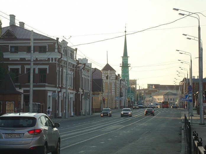 Северная половина улицы Габдуллы Тукая. Впереди видна Султановская мечеть