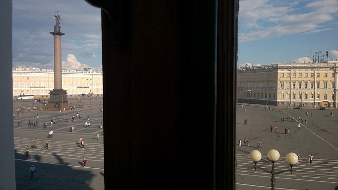 Стоя у окна и любуясь Дворцовой площадью, мы размышляли о роли китайской кухни в истории Санкт-Петербурга