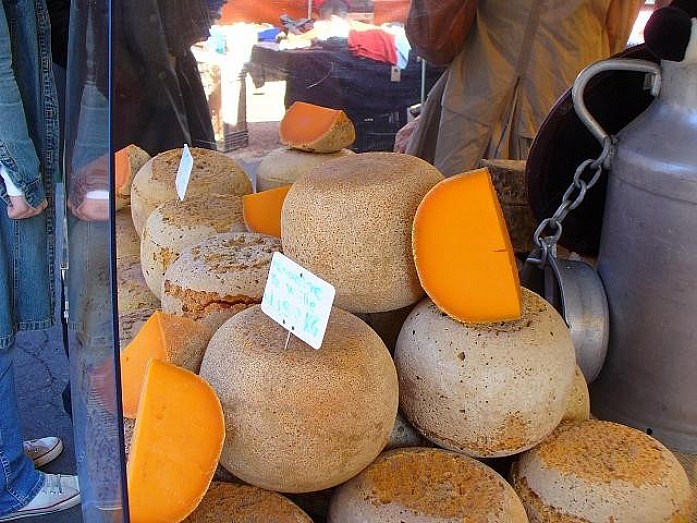 Мимолет - один из двух местных соров сыра, имеющих АОС