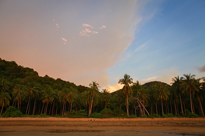 Наш пляж, окруженный кокосовыми пальмами