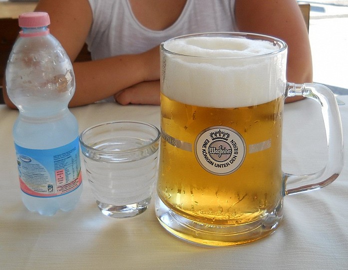 В ресторанах можно найти литровые кружки пива. В жаркий полдень - самое то))