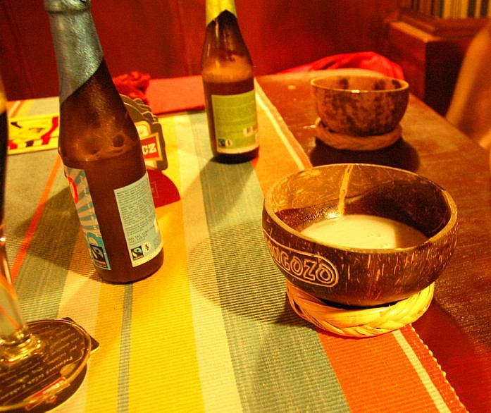 Вместо пивных кружек для кокосового пива приносят специально обработанные половинки кокосов