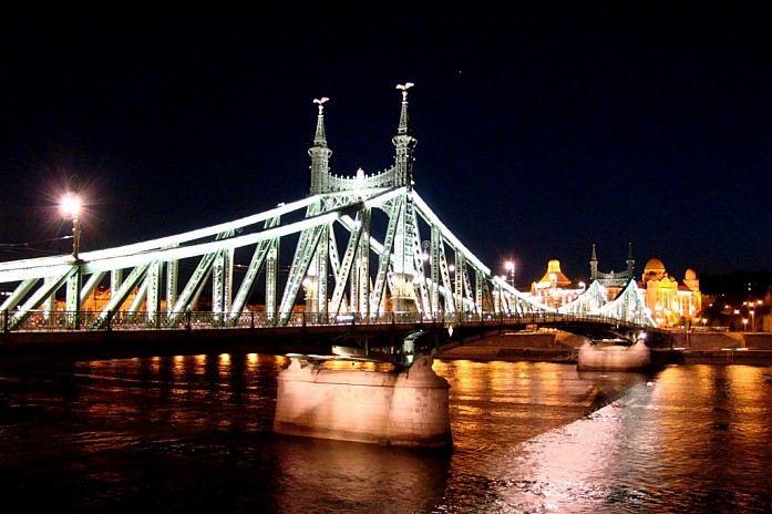 мост Свободы ночью