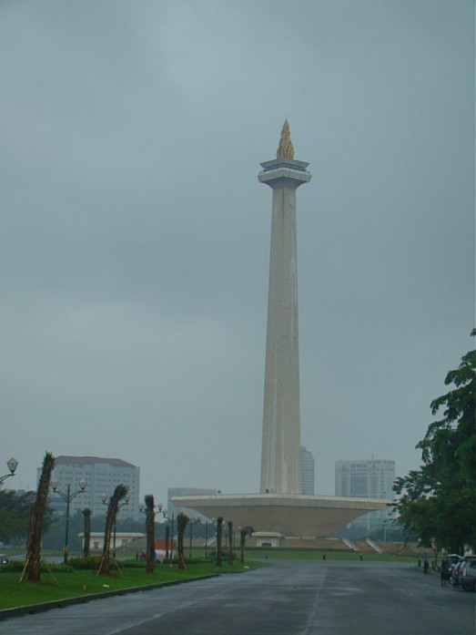 132-метровый монумент на площади Мердока