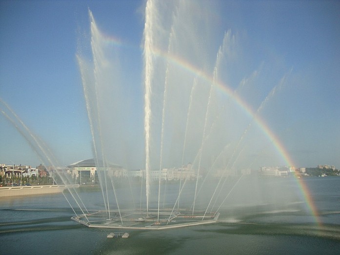 В погожие летние дни в водяной пыли фонтана появляется радуга 